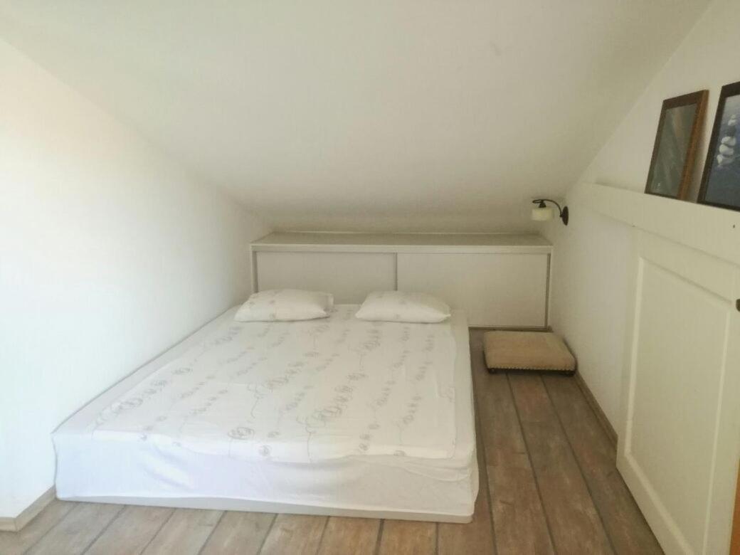 Nice, Cosy Studio Apartment With Shared Outdoor Pool Banjole Exterior photo